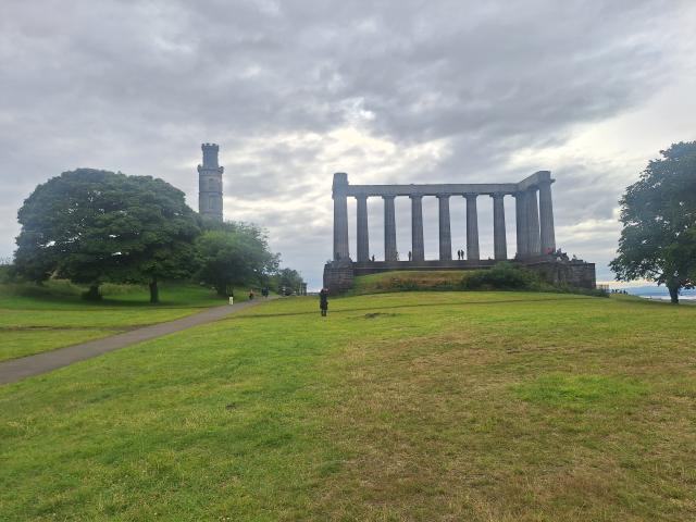 Národný monument a Nelsonov monument na Calton Hill, kopci, kto