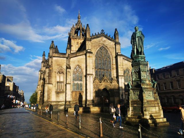 Centrum Royal Mile a starého Edinburghu. Tu kázal ohnivé kázne 