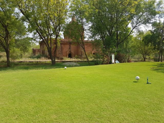 Golfový klub v Bagane. Prehliadka, balón a golf?