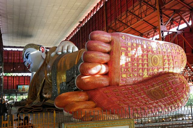 Obrovský ležiaci Buddha na predmestí Rangúnu
