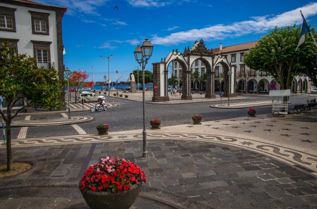 V Ponta Delgada zamierime peknou pešou prechádzkou popri mori p