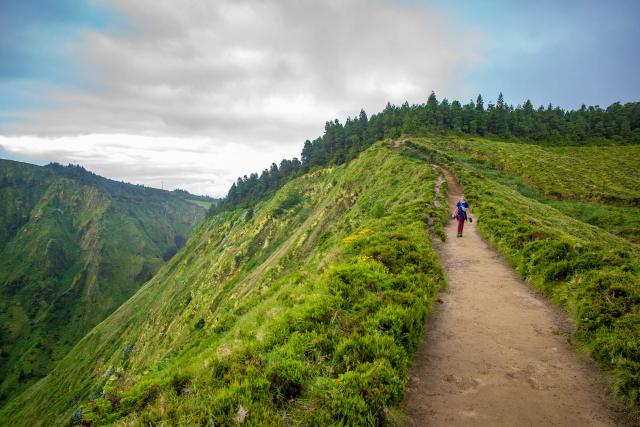 Sete Cidades a krátka prechádzka po obvode sýtozelenej sopky.
f