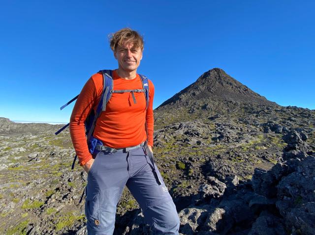Stojíme na hrane krátera, s priemerom 500 m a hĺbkou 30 m na úž