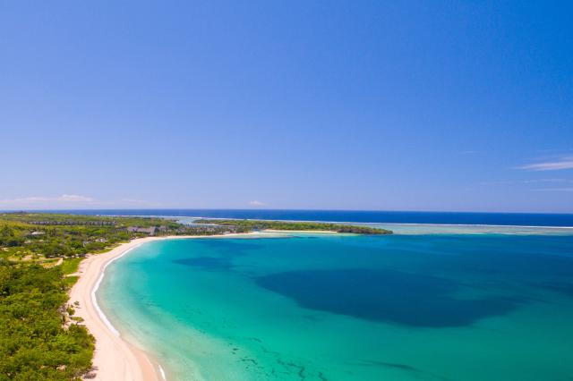 Pláž luxusného rezortu INTERCONTINENTAL.