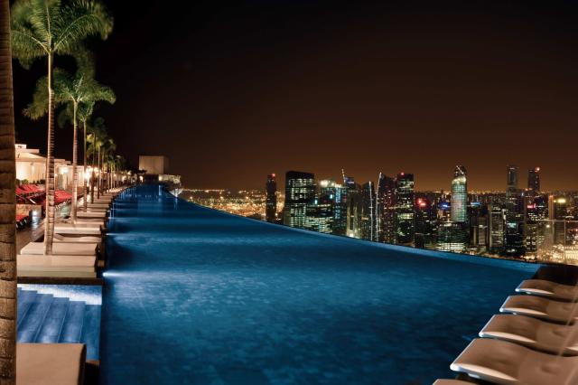 Obzvlášť v noci je Singapur fascinujúci. Užite si ho z infinity