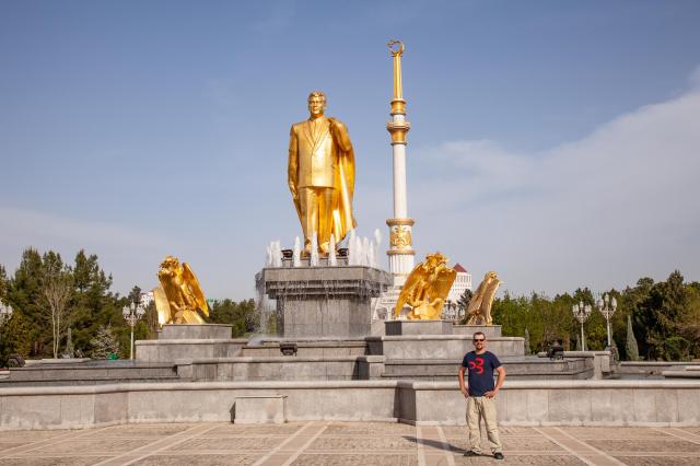 Zlatá socha Turkmenbašiho stojaca na vrchole Trojnožky sa kedys