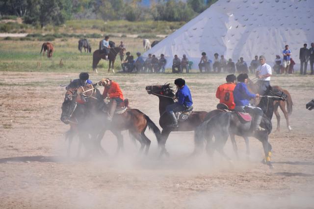 Unikátny zápas Buzkaši na brehu jazera Issyk Kul patrí k obrovs