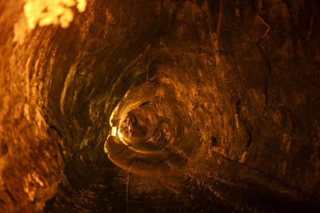 Prechádzka sopečným tunelom.
foto: Ľuboš FELLNER – 
