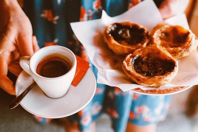 Ochutnáme aj pastéis de nata. Predávajú ich takmer v každom obc