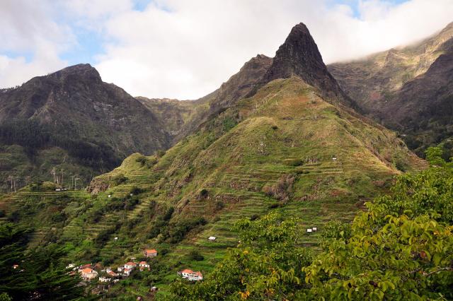 Madeira je krásny zelený ostrov. Je ako stvorený pre turistiku 
