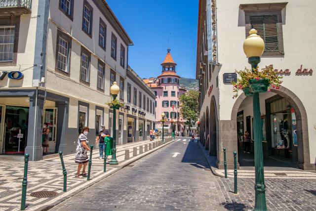 Jedna z bočných ulíc. Funchal je najkrajším mestom Makaronézie,