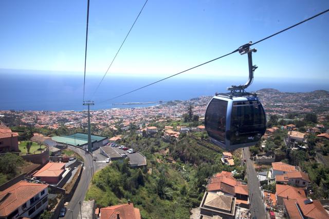 Lanovka na Monte a nádherný Funchal položený hlboko pod nami.
f