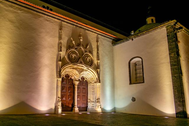Dovnútra kostola Sv. Sebastiána vstupujete pekným vápencovým po