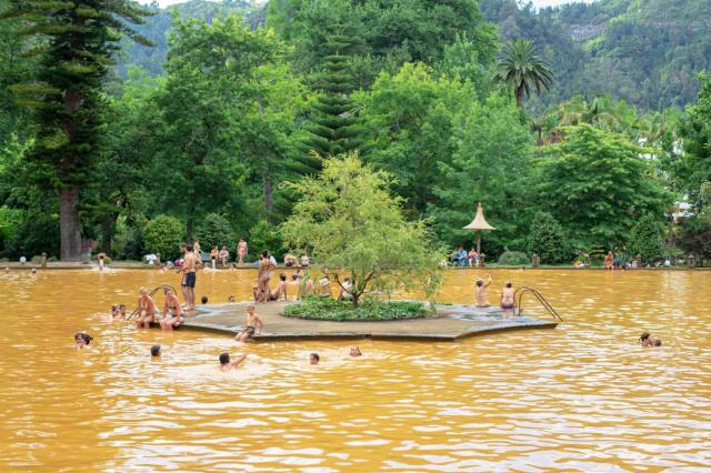 Terra Nostra s teplotou, ktorá varíruje od 35 do 40 stupňov. Ma