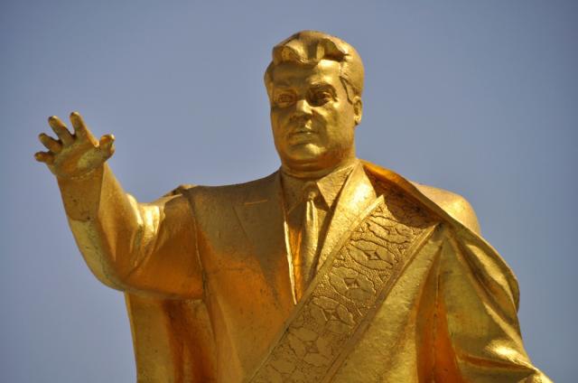 Zlaté sochy bývalého preziDeňta Turkmenbašiho sú roztrúsené po 
