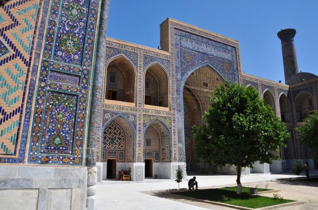 Samarkandské medresy na námestí Registan sú miestami, odkiaľ sa