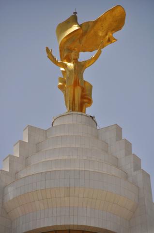 Zlatá socha Turkmenbašiho stojaca na vrchole Trojnožky sa kedys
