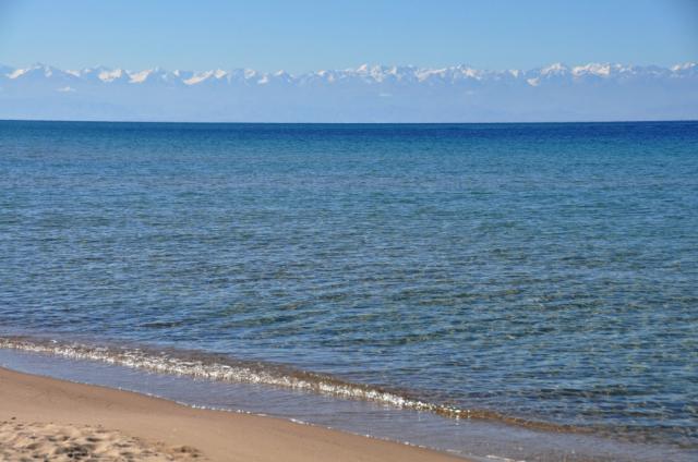 Jazero Issyk Kul je najkrajšie pri meste Cholpon Ata. Dá sa tu 