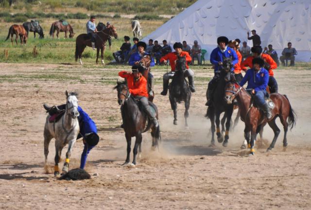 Unikátny zápas Buzkaši na brehu jazera Issyk Kul patrí k obrovs