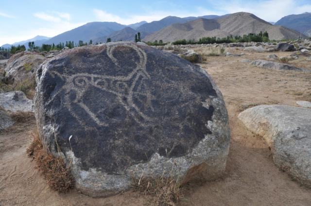 Petroglyfy neďaleko kirgizského jazera Issyk Kul sú staré tisíc