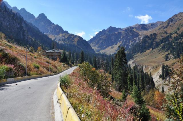 Pár kilometrov za Almaty sa ocitneme v nádherných horách Šimbul