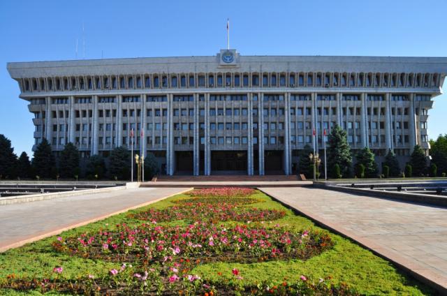 Biely palác v centre Biškeku je symbolom kirgizskej moci a záro