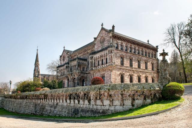 Palacio de Sobrellano s jednoduchou konštrukciou a nádhernými p