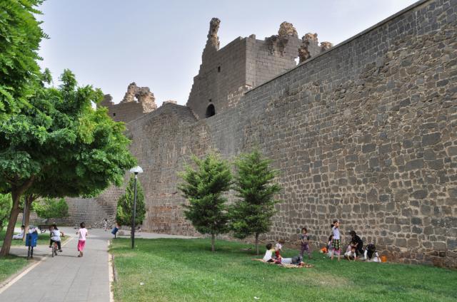 Čierne hradby mesta Diyarbakir sa stali symbolom. Sú dlhé 6 kil