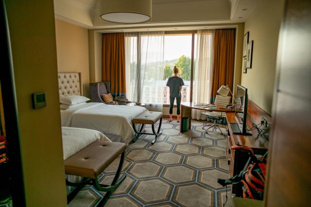 Sára v izbe hotela Hilton, ktorý je vynovený (prerobený hotel S