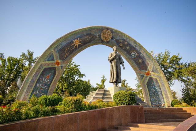 Rudakiho monument, Palác národov, najvyššia vlajka štátu foto: 