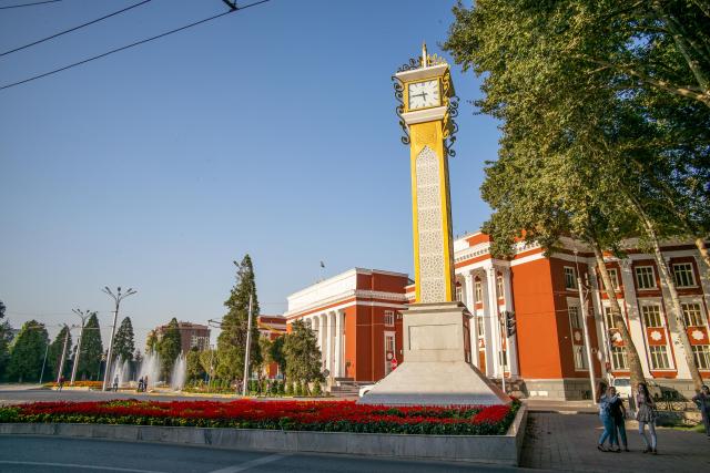Lúčime sa s centrom mesta (foto parlamentu na fotografií) a po 