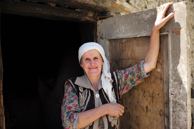 Sympatická Tadžická žena na Pamir highway. Náročná cesta vykreo