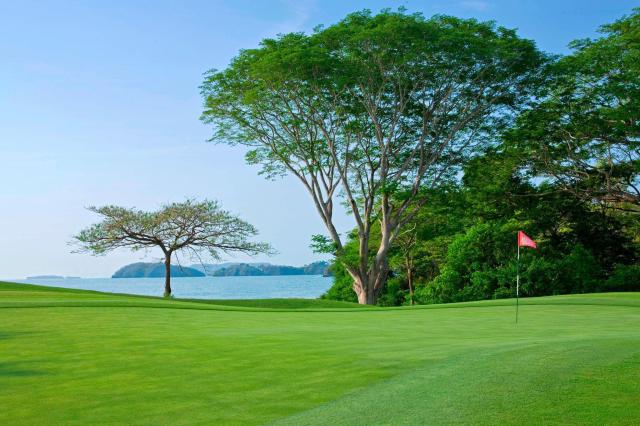 Golfisti si hru vychutnajú na udržiavanom 18 jamkovom ihrisku. 