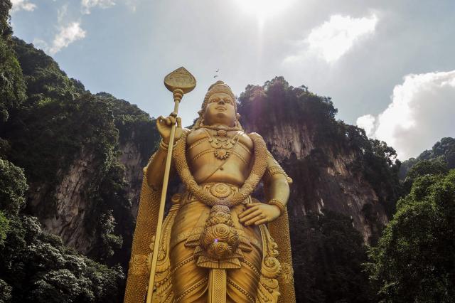Pred vstupom do Batu Caves. Viete, čo je Thaipusam? foto : arch