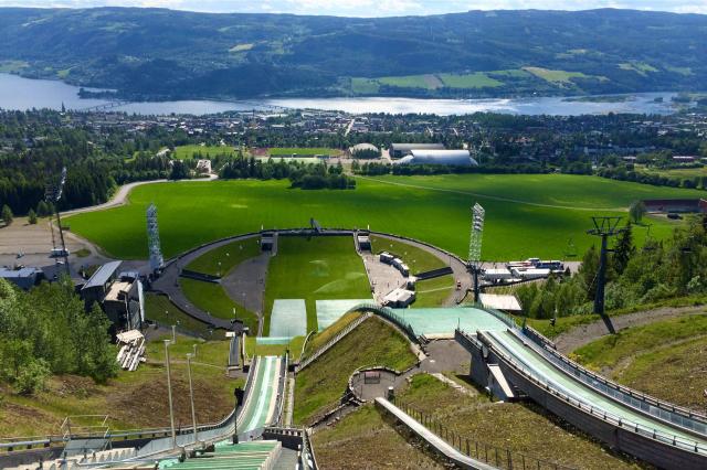 Lillehammer a jedinečný výhľad zo skokanských mostíkov, kde si 