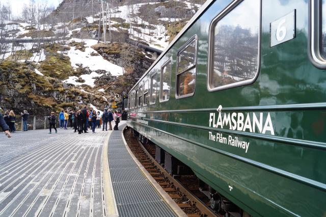 Železnica nás vyvezie z Flamu do dediny Myrdal a na trati preko