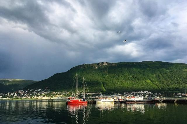 Pohľad na horu Storsteinen a hornú stanicu lanovky.
foto: Adam 