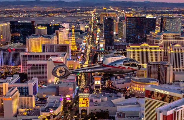 JeDeň vrtuľník za druhým. Pozorovanie Las Vegas zo vzduchu je n