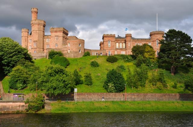 Hrad Inverness leží na útese s výhľadom na rieku Ness v Inverne