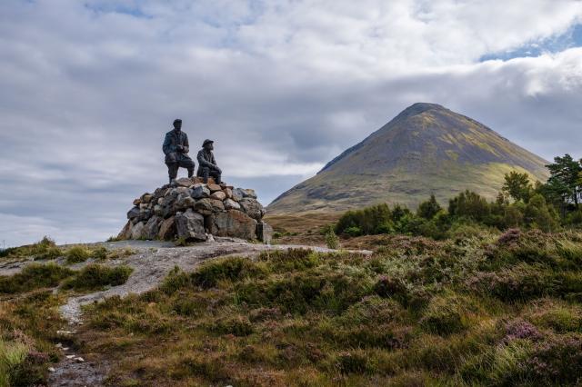 Na ostrove Skye, v pozadí pohoria Cuillin, leží pamätník dvoch 