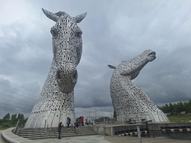 Kelpie, ktoré sa nachádzajú v škótskom meste Falkirk, sa týčia 