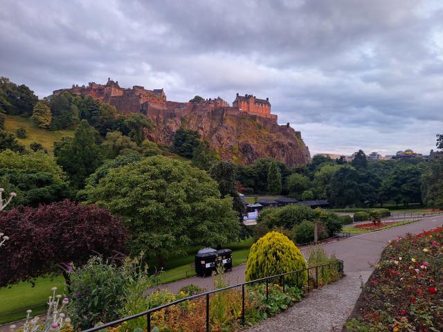Edinbrghu dominuje v strede mesta majestátny hrad, z ktorého ne