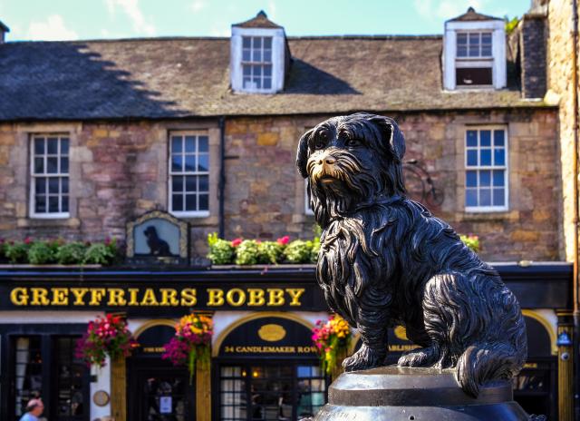 Greyfriars Bobby je najznámejší pes Edinburghu, je známy tým, ž