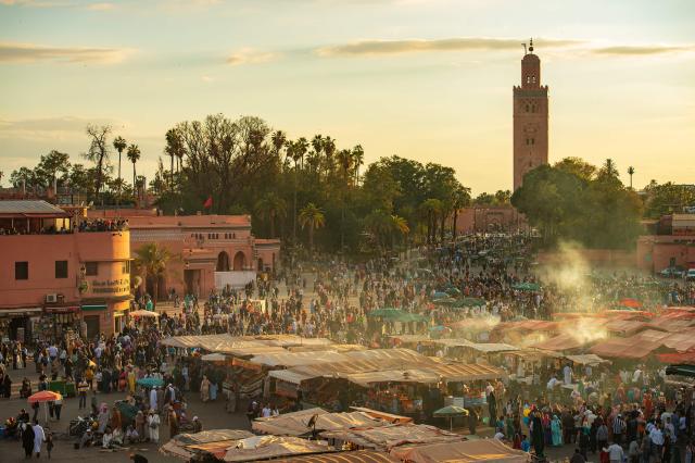 Námestie Jemaa el-Fna v Marakéši ožíva po zotmení.  Foto: Rober