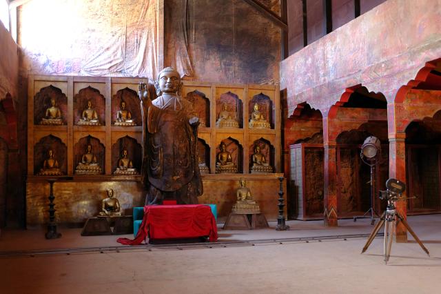 Interiér tibetského chrámu z Scorseseho filmu Kundun.  Foto: Ka