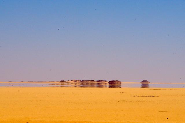 Skoro ráno vyrážame cez púšť na absolútny juh Egypta. Vidíte tu