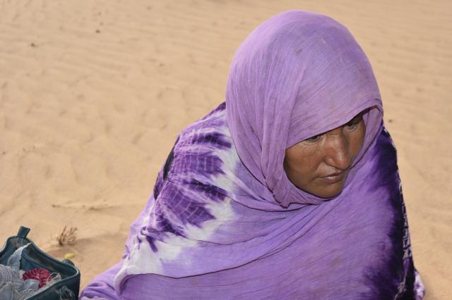 Sahrawi žena z Guelb Richaat predávajúca drobné suveníry. V Mau
