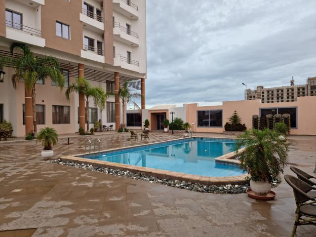 Bazén je v Mauretánii raritou a ten náš hotel ho má. Keď však m