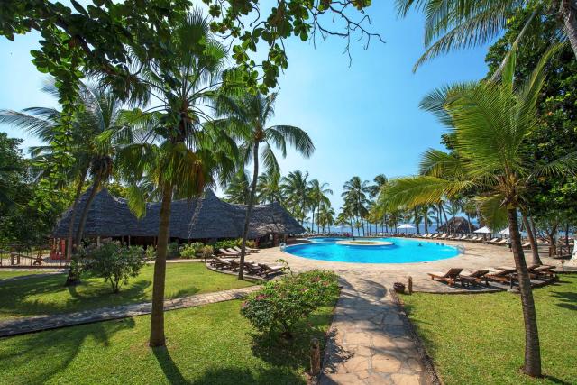 Bazén v Tropical Village je obľúbeným miestom trávenia voľného 