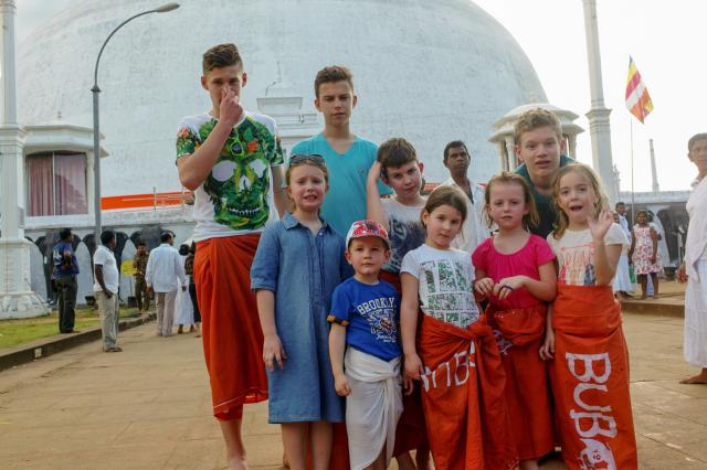 Deti rôznych vekových skupín pred bielou stúpou Ruwanwelisaya v
